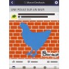 Une poule sur un mur