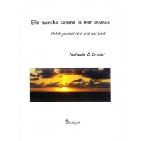 Elle marche comme la mer avance