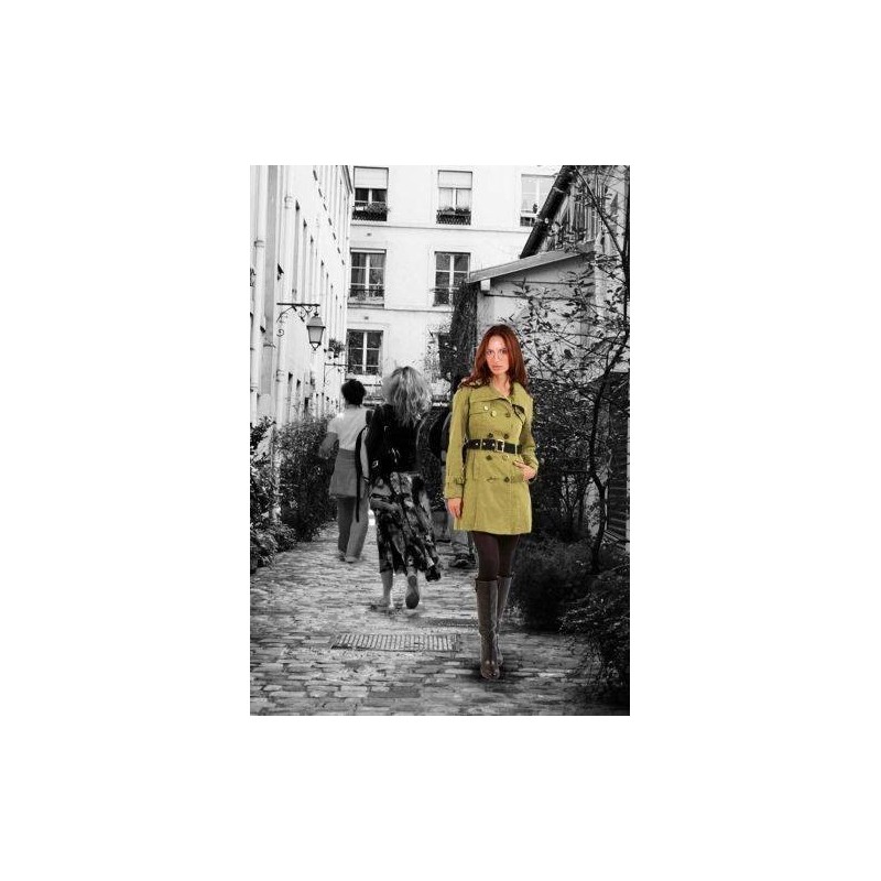 Clara debout dans un paysage