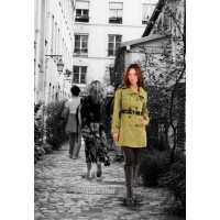Clara debout dans un paysage